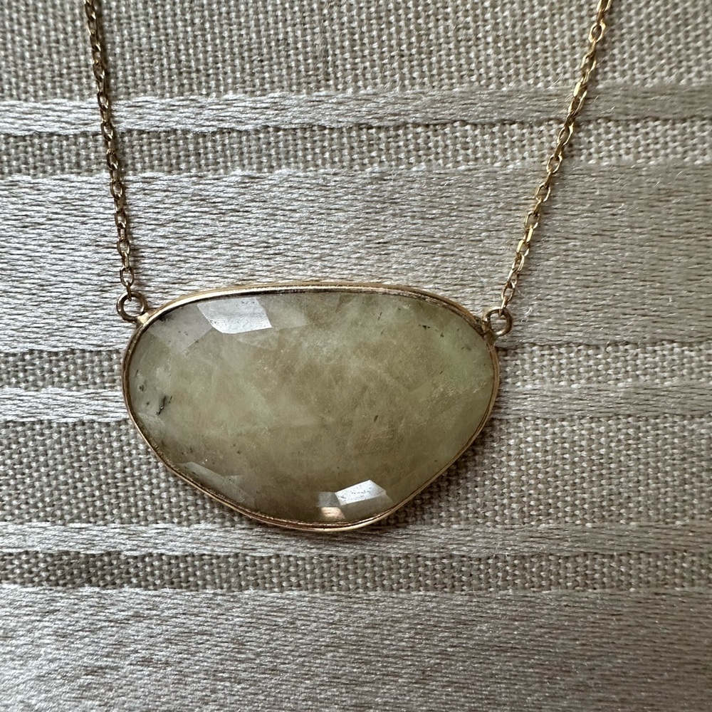 Elegant Gold Necklace with Green Pendant